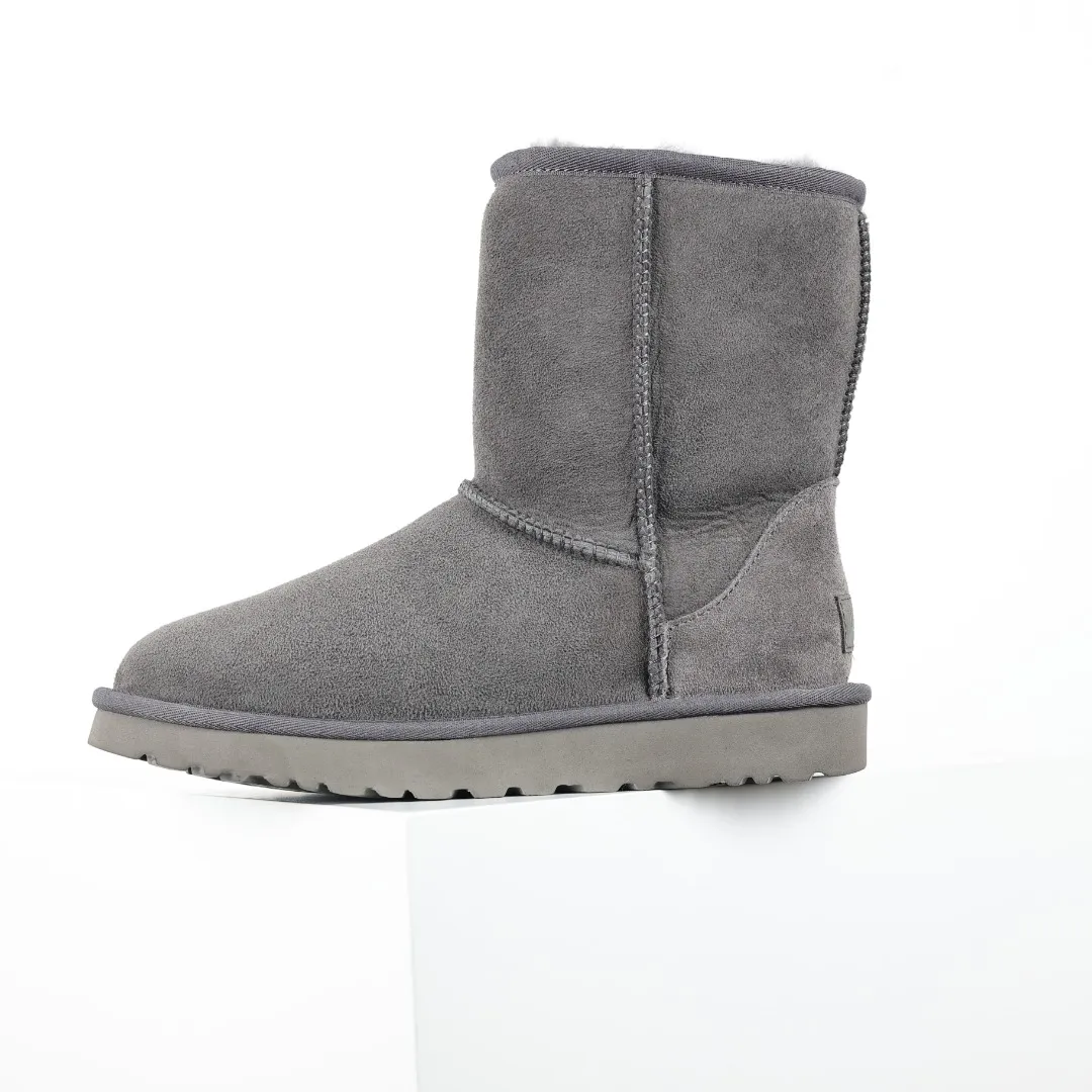 Pick up locally 💰600 Core recommendation Good price Cashmere insoles are a very suitable choice for keeping warm in winter and at home. In the new year, uug launched a series of styles, which are partially geared towards the preferences of young consumers and have also moved to the forefront of fashion trends. Shoe body material Water-repellent coated suede upper 17mm UGGPURE™ implanted wool insole Lightweight non-slip comfortable rubber outsole With brand LOGO Trademark Comes with a full set of packaging Size: 35 36 37 38 39 40